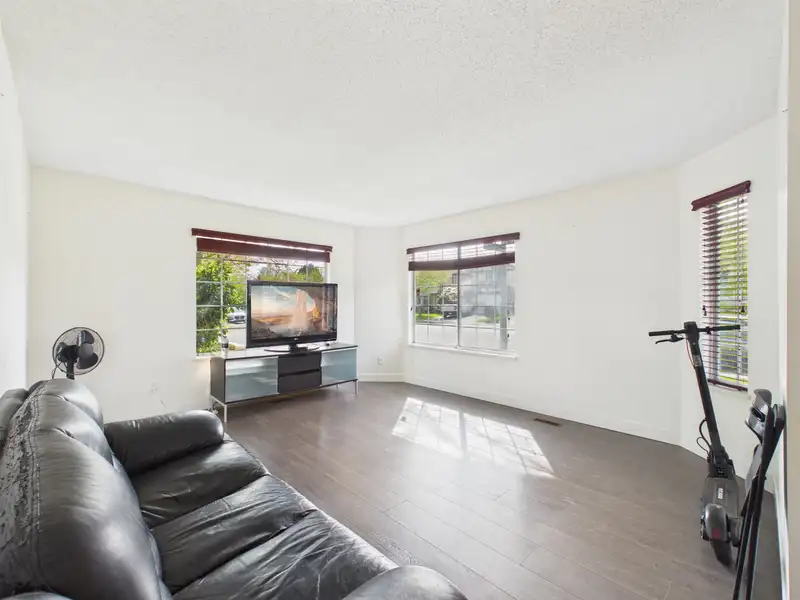 6220 LYNAS LANE - photo 3 of 24