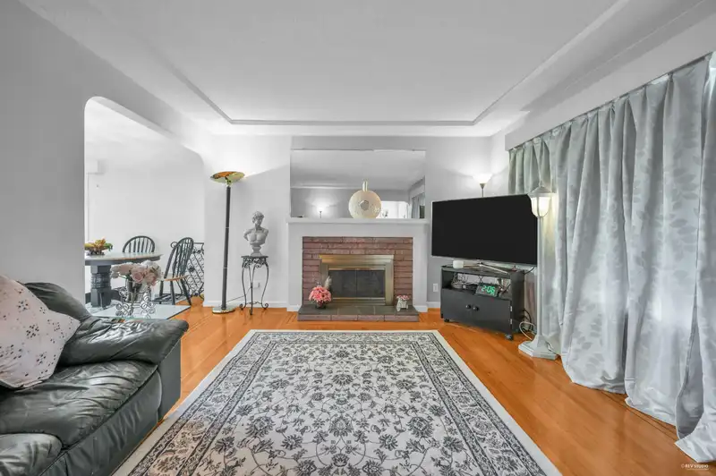 917 LADNER STREET - photo 3 of 32