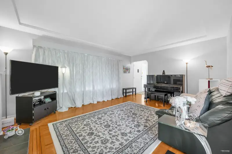 917 LADNER STREET - photo 4 of 32