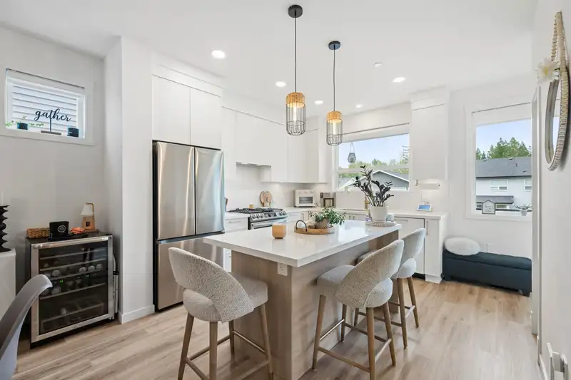 25097 112 AVENUE - photo 2 of 40