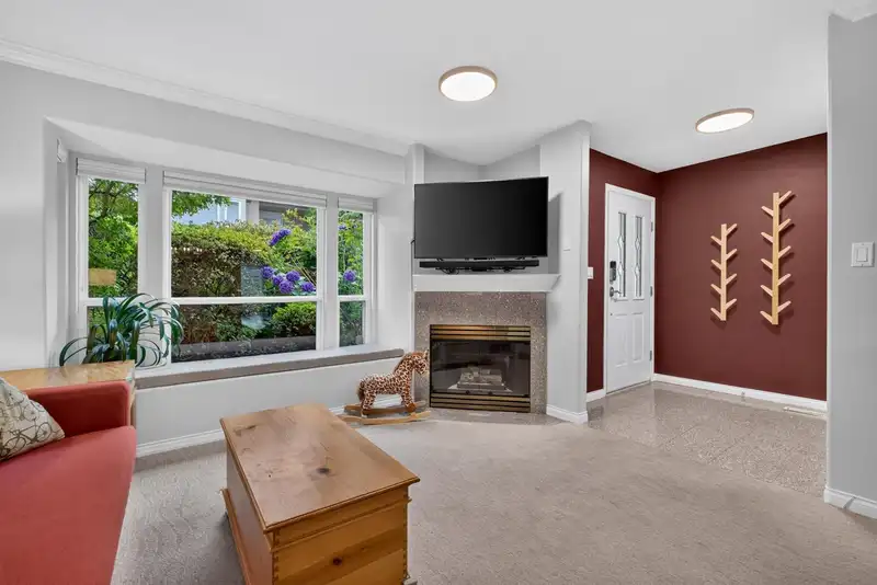109 225 E 6TH STREET - photo 3 of 37
