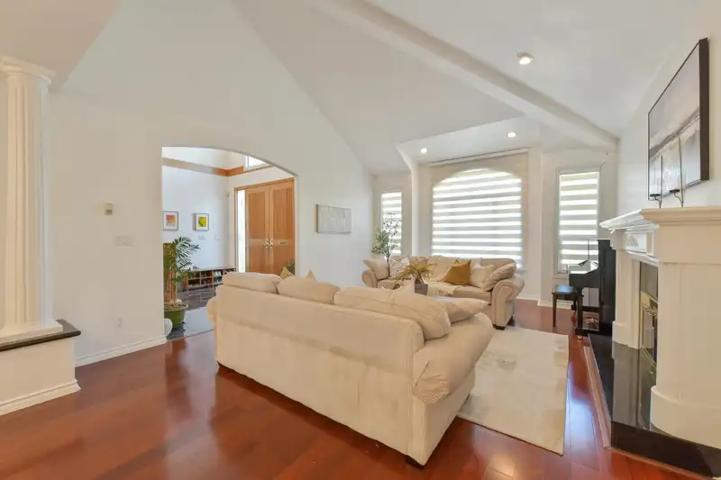 9760 GILHURST CRESCENT - photo 4 of 40