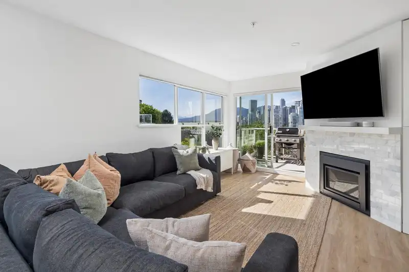 103 933 W 8TH AVENUE - photo 2 of 40
