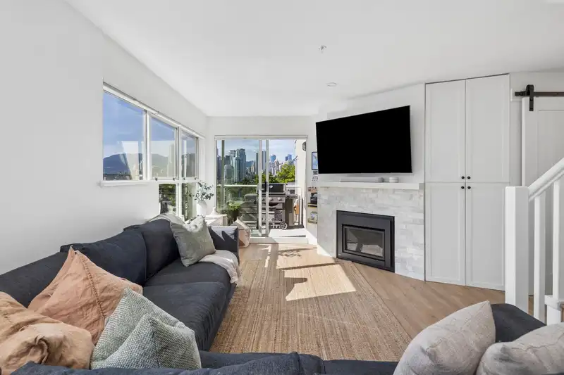 103 933 W 8TH AVENUE - photo 3 of 40