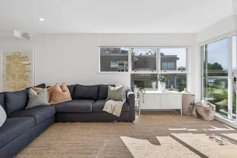 103 933 W 8TH AVENUE - photo 4 of 40