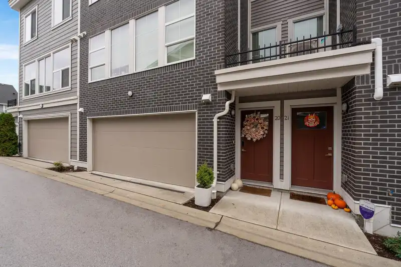 20 8371 202B STREET - photo 1 of 32