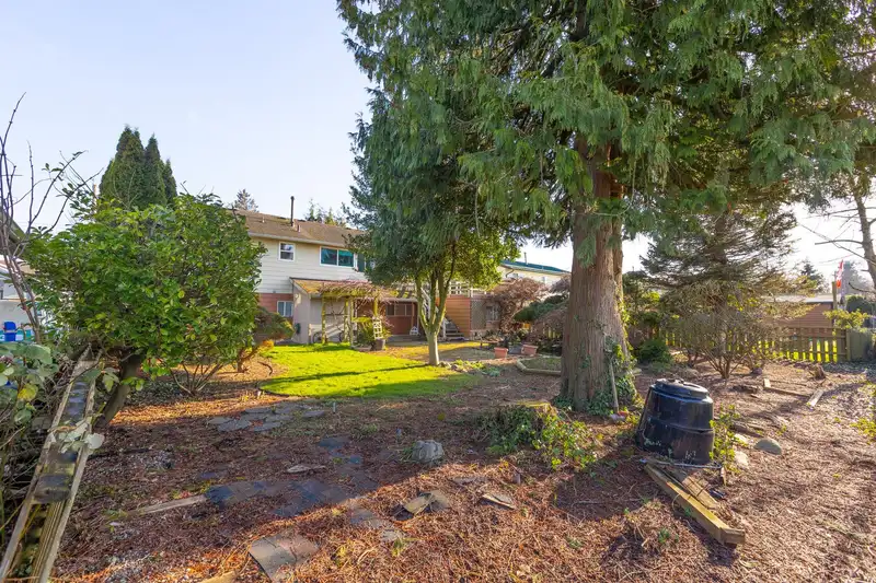 4351 48A STREET - photo 2 of 38