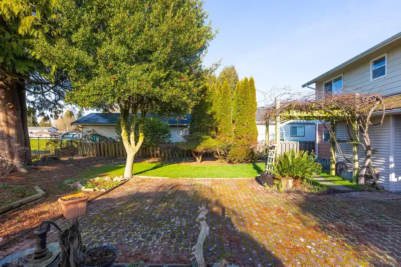 4351 48A STREET - photo 4 of 38