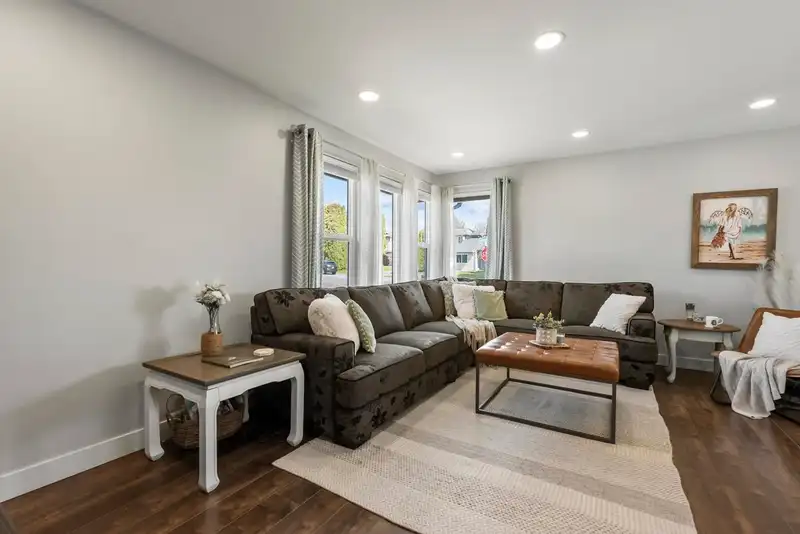 2491 WAYBURNE CRESCENT - photo 3 of 39