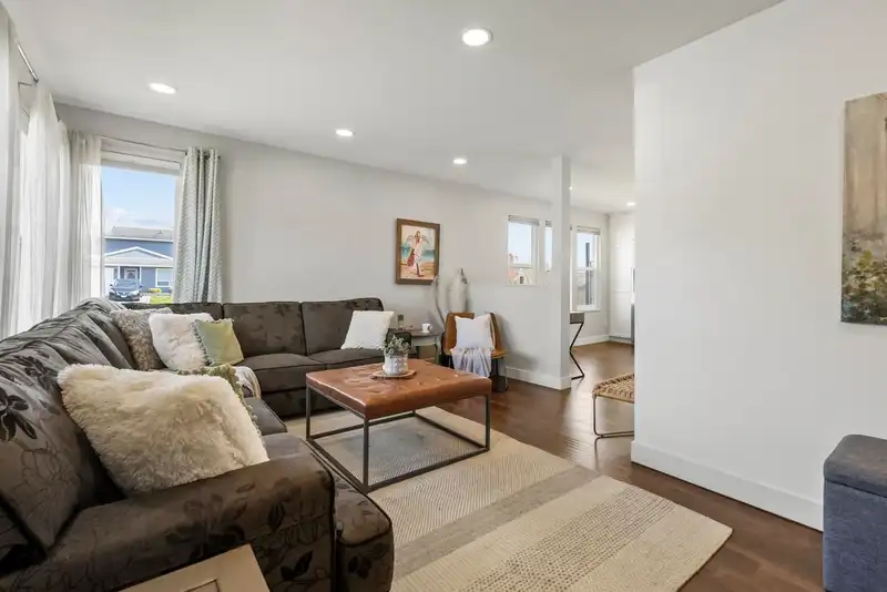 2491 WAYBURNE CRESCENT - photo 4 of 39