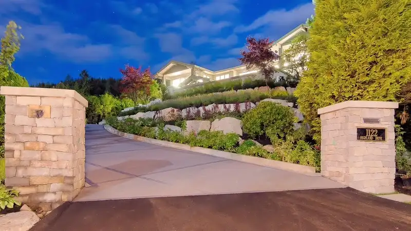 1122 HIGHLAND DRIVE - photo 1 of 12