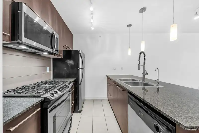 1008 2979 GLEN DRIVE - photo 4 of 30
