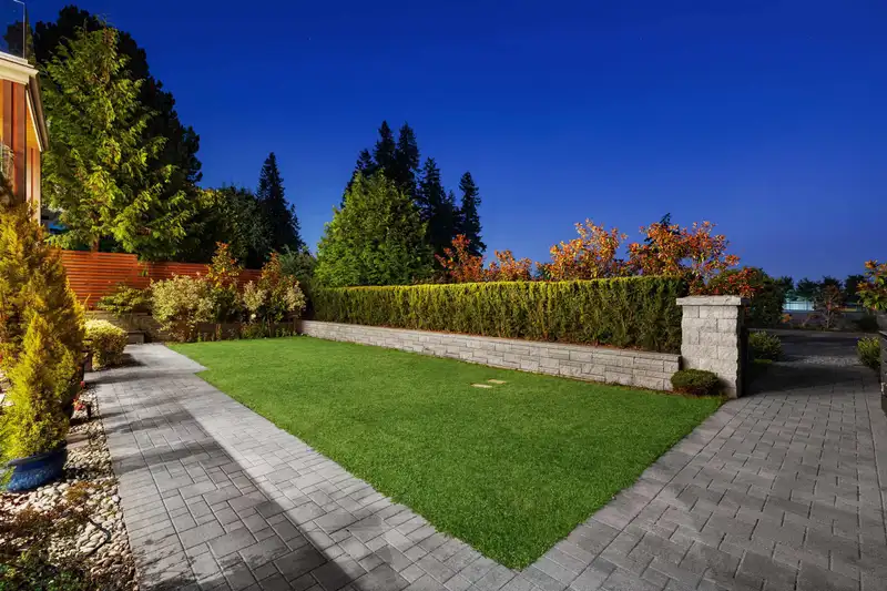 2449 KINGS AVENUE - photo 4 of 39