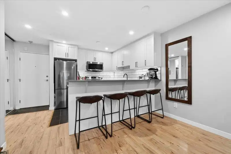 101 1122 KING ALBERT AVENUE - photo 3 of 22