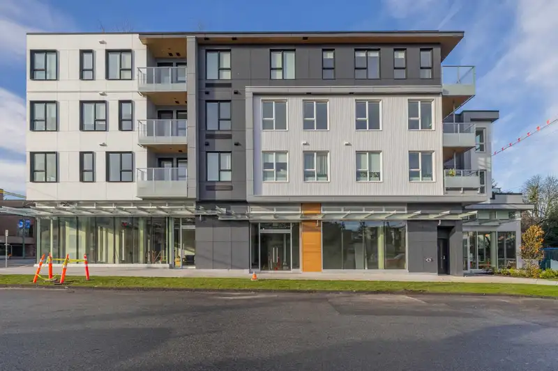 520 2471 ST GEORGE STREET - photo 1 of 40