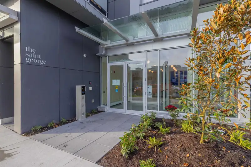 520 2471 ST GEORGE STREET - photo 2 of 40
