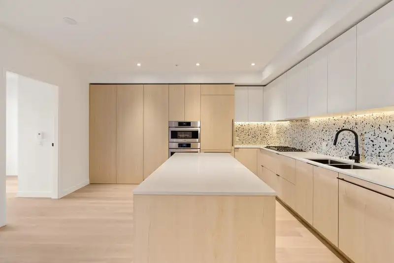 520 2471 ST GEORGE STREET - photo 3 of 40