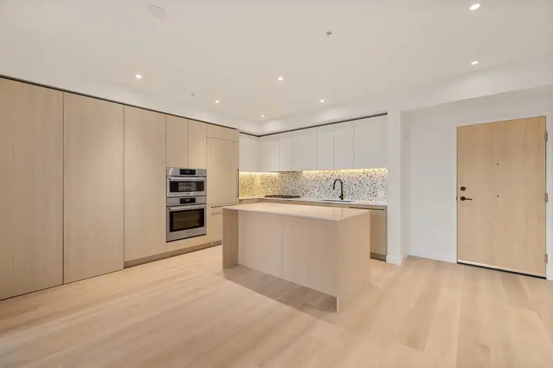 520 2471 ST GEORGE STREET - photo 4 of 40