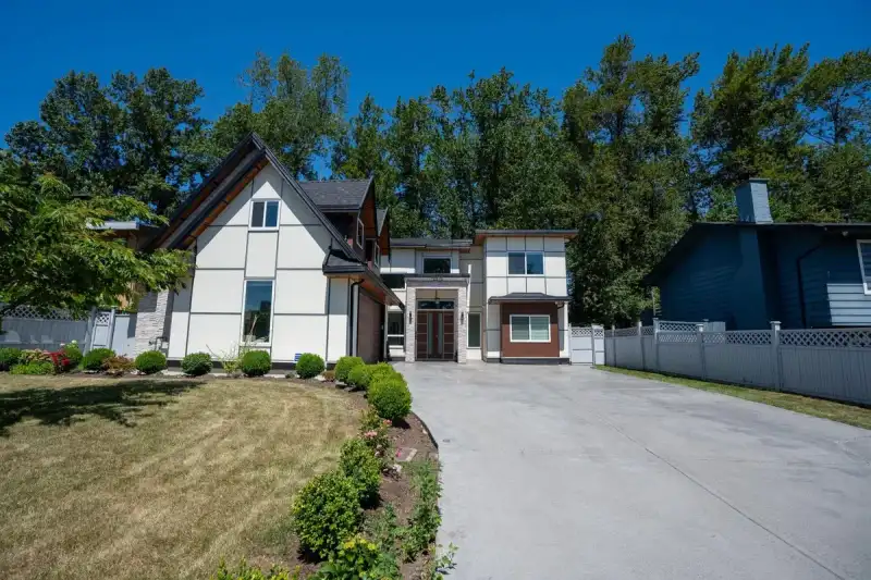 12973 GLENGARRY CRESCENT - photo 1 of 38