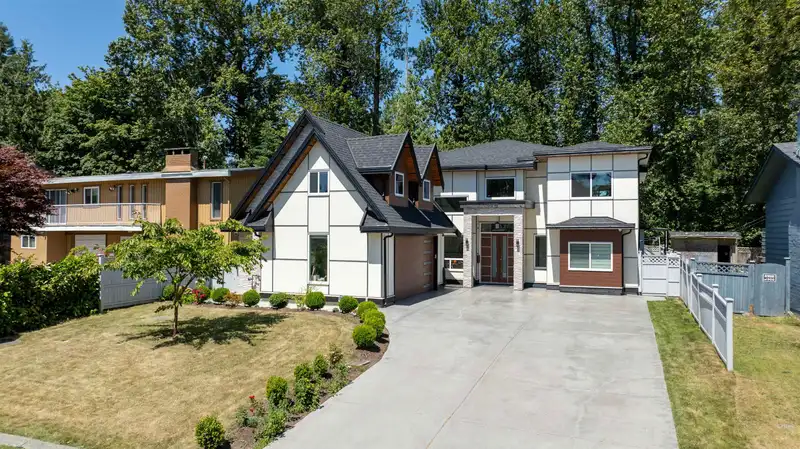 12973 GLENGARRY CRESCENT - photo 2 of 38