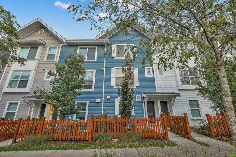 43 20451 84 AVENUE - photo 1 of 37