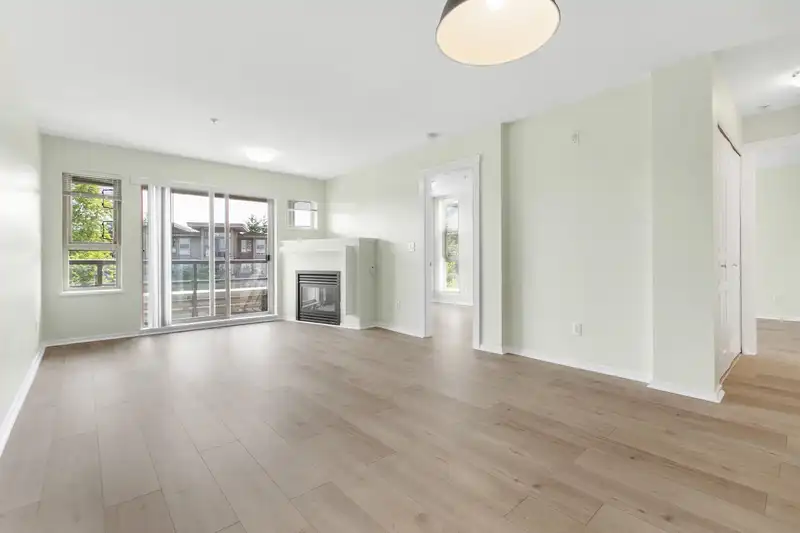 401 9319 UNIVERSITY CRESCENT - photo 2 of 23