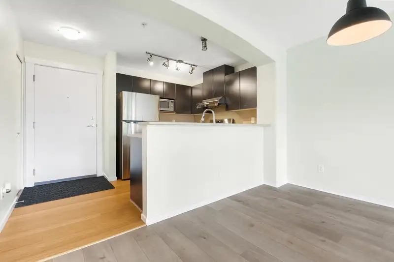 401 9319 UNIVERSITY CRESCENT - photo 4 of 23