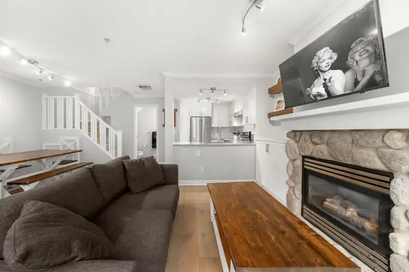 6 1073 LYNN VALLEY ROAD - photo 3 of 24