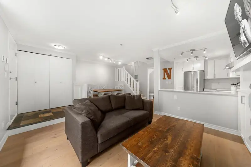 6 1073 LYNN VALLEY ROAD - photo 4 of 24