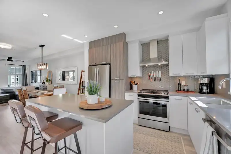 118 24076 112 AVENUE - photo 1 of 40