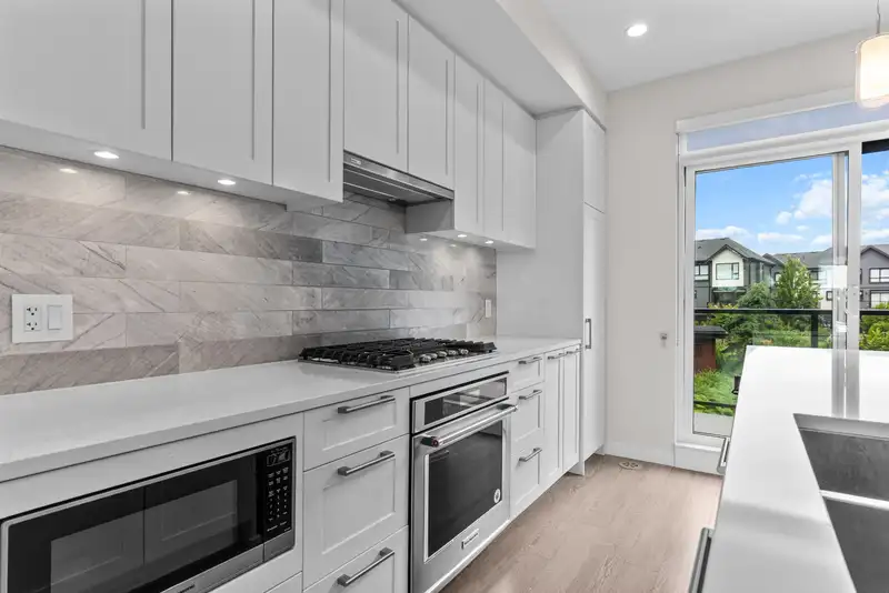 133 4738 HEMLOCK WAY - photo 1 of 38