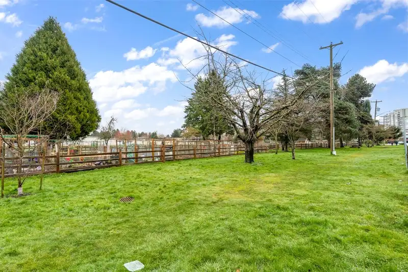 304 6611 ECKERSLEY ROAD - photo 3 of 19