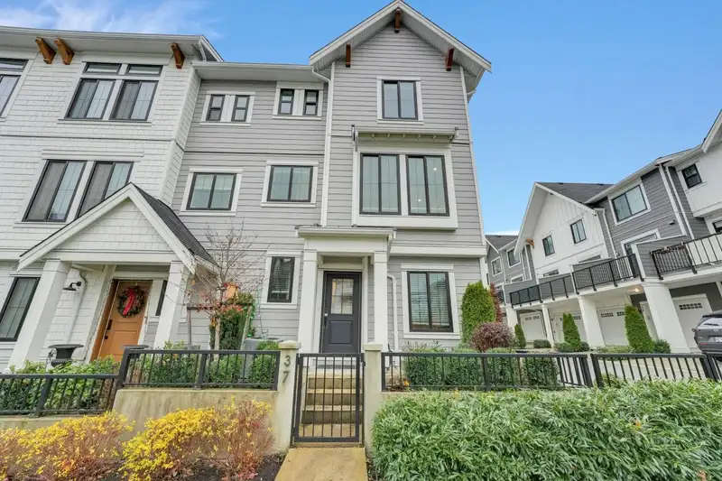 37 20189 84 AVENUE - photo 1 of 39