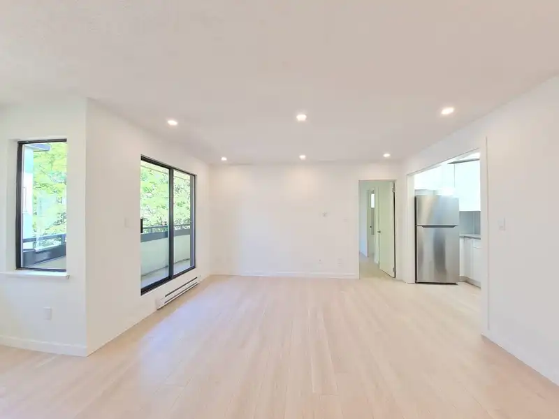 301 8645 OSLER STREET - photo 3 of 12