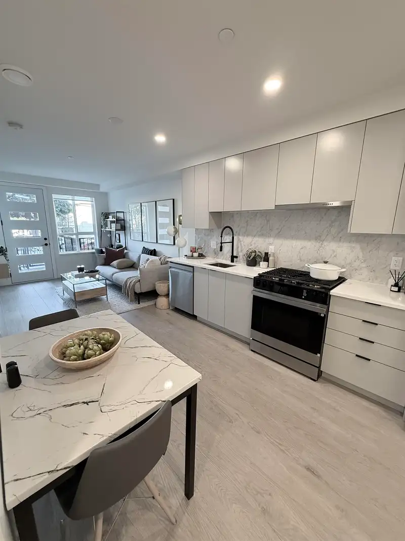 403 13258 105 AVENUE - photo 2 of 24