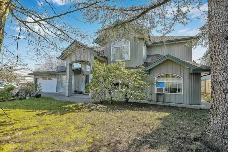 8546 164 STREET - photo 2 of 40