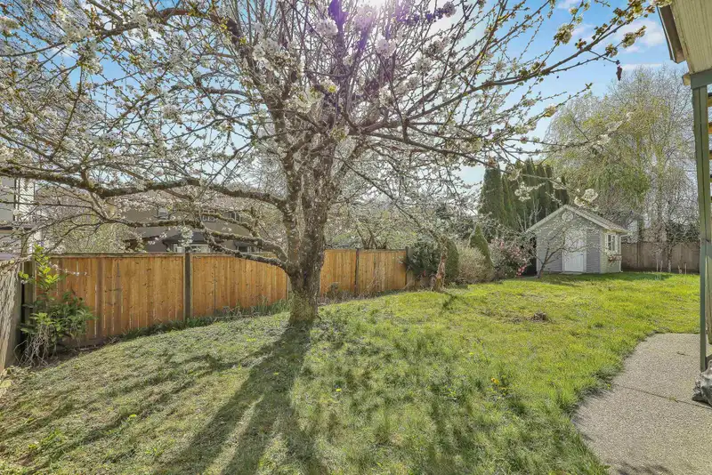 8546 164 STREET - photo 3 of 40