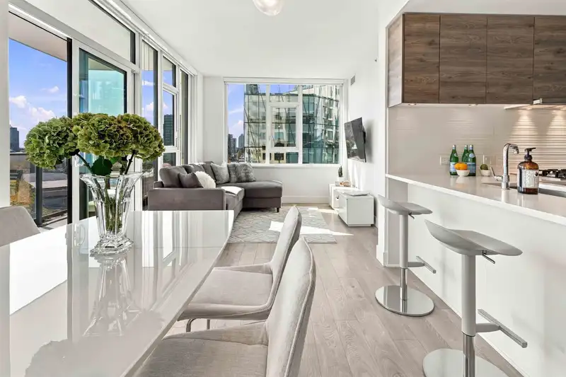 710 7388 KINGSWAY - photo 2 of 30