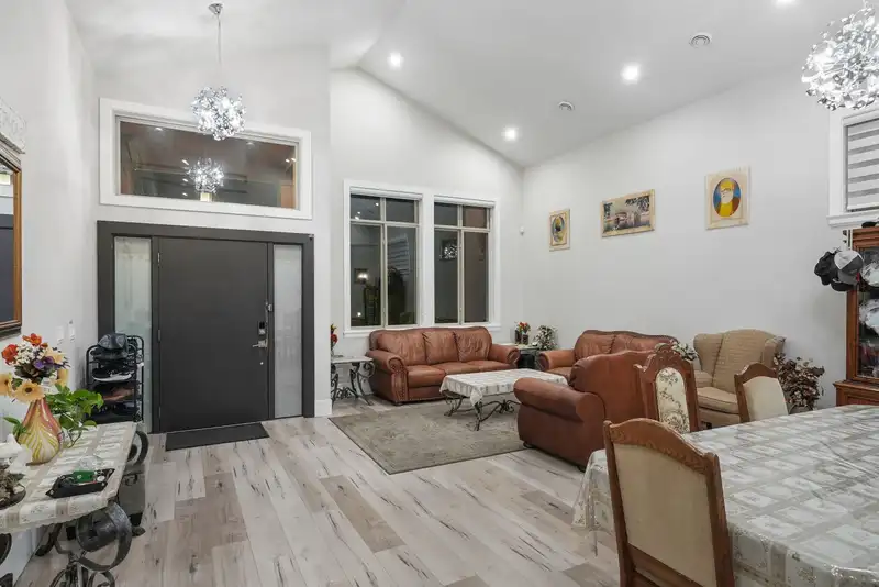 11741 64 AVENUE - photo 4 of 31