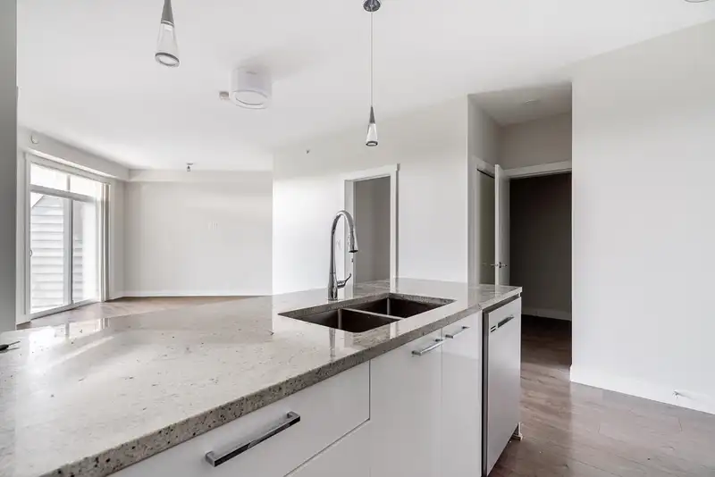 507 20696 EASTLEIGH CRESCENT - photo 3 of 28