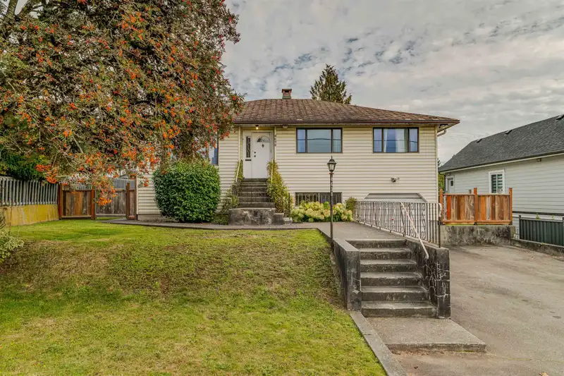 4638 ROYAL OAK AVENUE - photo 2 of 38