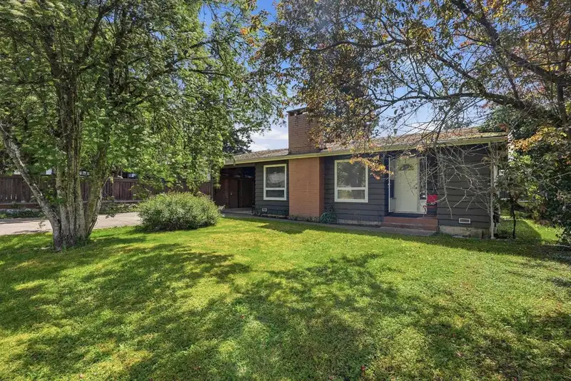 11470 95 AVENUE - photo 2 of 36