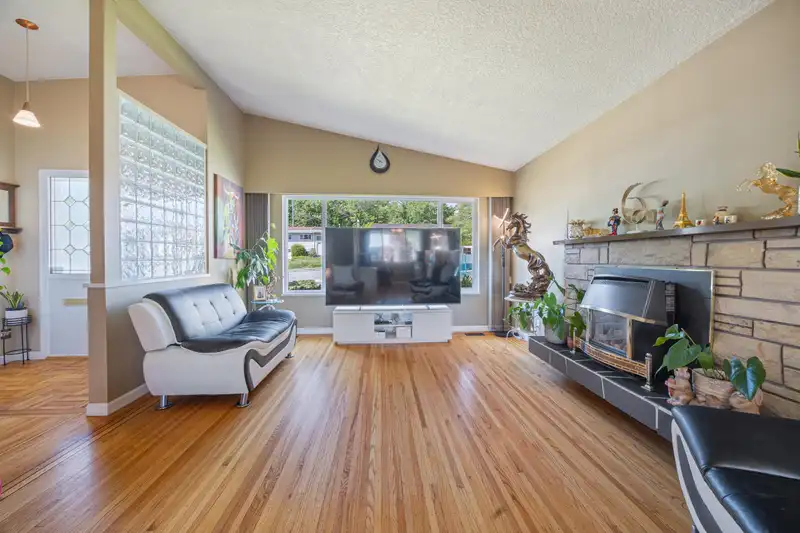 6890 HYCREST DRIVE - photo 4 of 39