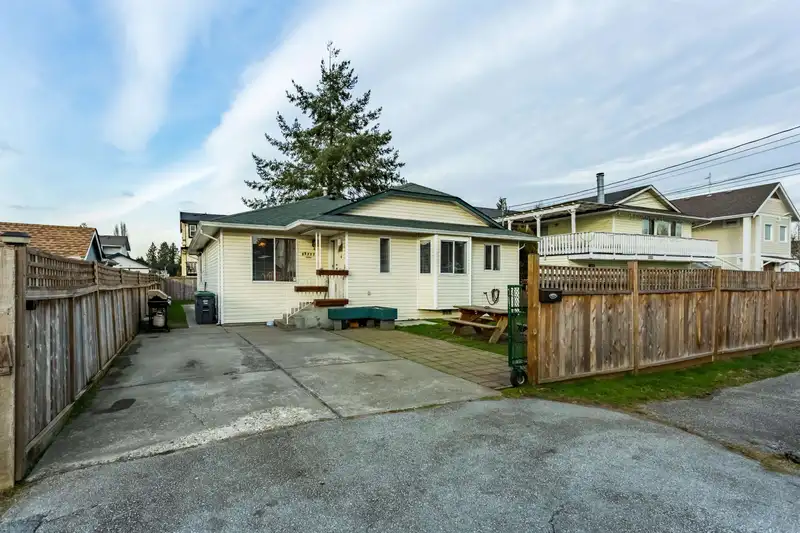 12717 114 AVENUE - photo 1 of 30