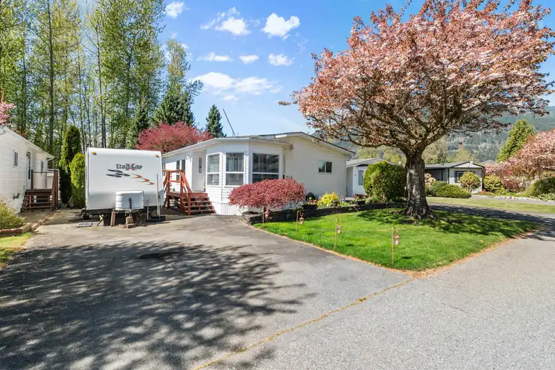 13 41168 LOUGHEED HIGHWAY - photo 1 of 39