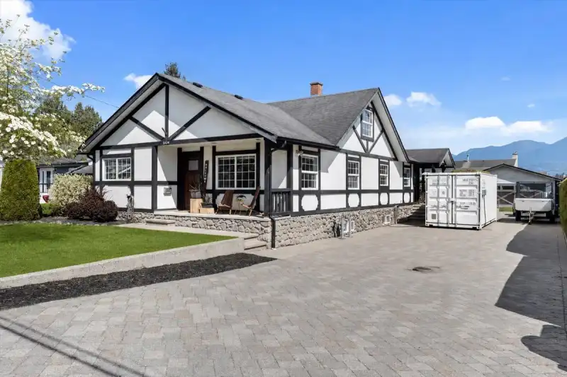 6464 REID ROAD - photo 1 of 36