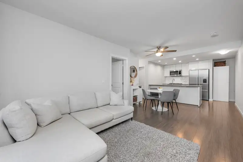511 3281 E KENT AVENUE NORTH AVENUE - photo 4 of 40