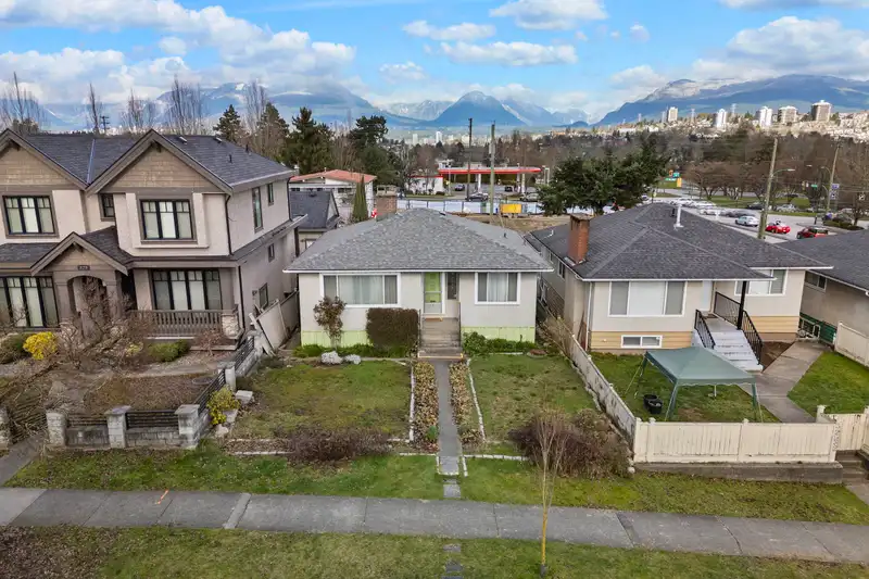 3281 E 2ND AVENUE - photo 2 of 35