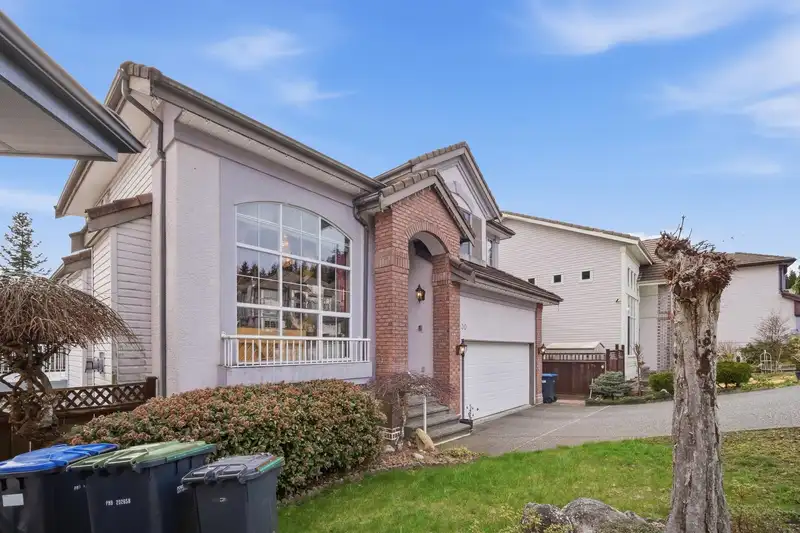30 LINDEN COURT - photo 2 of 39