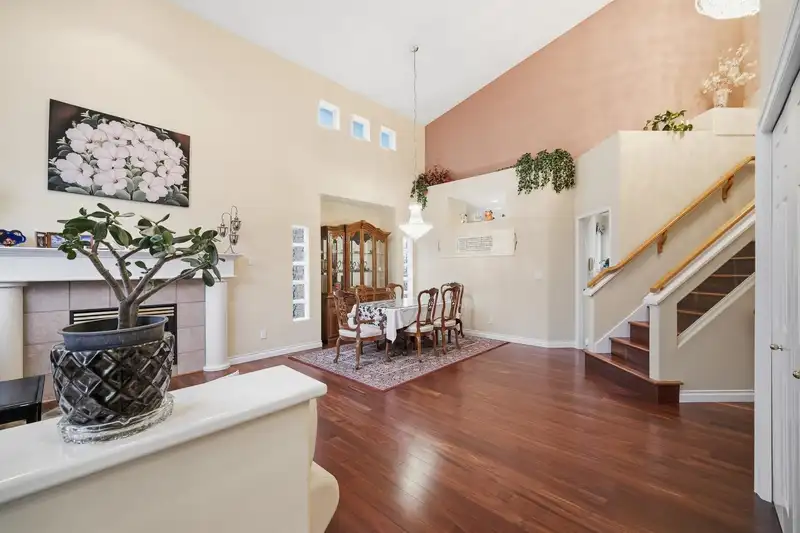 30 LINDEN COURT - photo 3 of 39